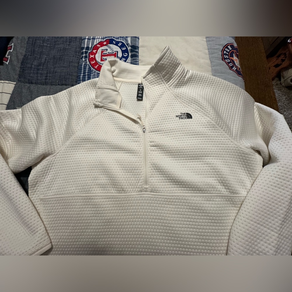 North face women’s large 3/4 zip, worn once, dotknit material.